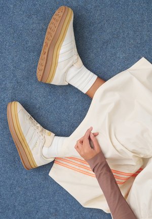 adidas Originals GAZELLE BOLD W - Sneaker low - grey/cream white