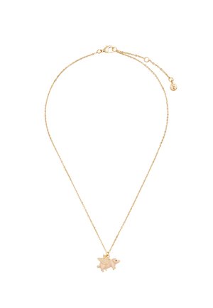 Zlatý náhrdelník s retiazkou a príveskom malé ružové prasa s krídlami a nastaviteľným zapínaním na bielom pozadí.