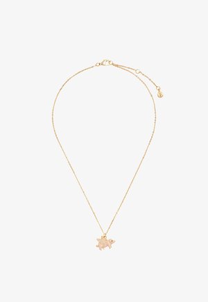 Zlata verižica z obeskom majhne roza svinjske figurice s krili in nastavljivim zapenjanjem na belem ozadju.