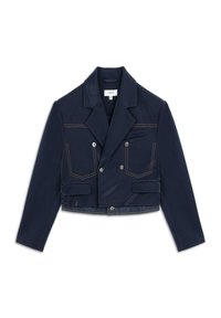 Marineblauwe cropped jas met een dubbele rij knopen, oranje stiksels, twee opgestikte zakken en een textuurcollar. Het materiaal is een mix van verschillende stoffen.