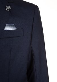 Granatowa marynarka o strukturalnym designie, z przeszywaną kieszenią i w kratę poszetką. Zawiera okrąły pin z logo.