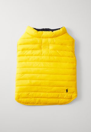 Gul puffervest med høy krage, horisontal quiltet mønster, og en svart logoaccent nær kanten. Glatt, lett materiale.