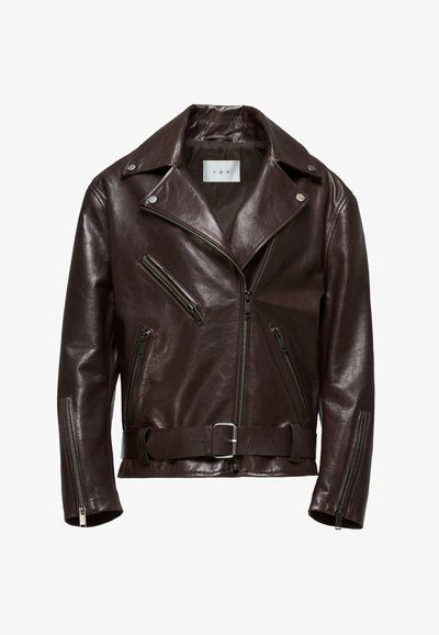 Bruine leren motorjack met een dubbelzijdig ontwerp, ritszakken en een taille met riem en zilveren gesp.