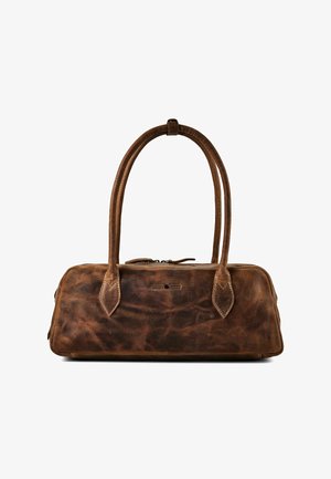 Sac à main en cuir marron vieilli avec deux longues anses et une fermeture éclair en haut, forme rectangulaire, avec logo de la marque visible sur le devant.