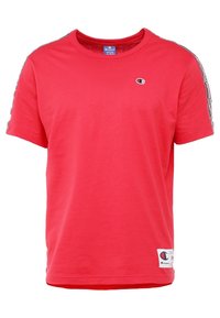 Czerwona bawełniana koszulka T-shirt z krótki rękawami, okrągłym dekoltem oraz kontrastowymi paskami po bokach. Posiada małe logo na klatce piersiowej oraz metkę u dołu.