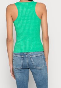 Noisy May Linne - green