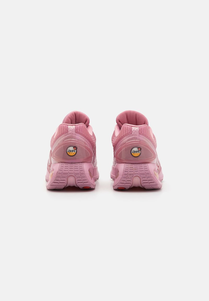 Rosa Sport-Sneaker mit einem Mesh-Obermaterial, gepolstertem Kragen, runder Form, strukturiertem Profil und sichtbarem Luftdämpfungselement an der Ferse.