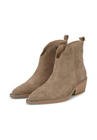 Botas de tobillo de piel ante marrón con punta afilada, tacón bajo en bloque y detalles de cremallera en el costado; cuentan con lengüetas para facilitar su uso.