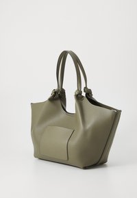 Olivgrön läderhandväska med texturerad yta, med två handtag upptill och en framficka. Minimalistisk design, bred öppning.