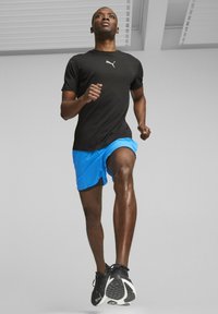 Puma MAGNIFY NITRO - Tekaški copati za cesto - black/white/silver