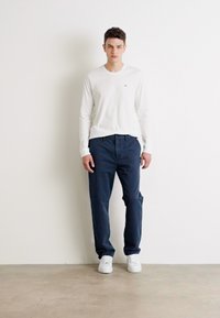 Tommy Jeans RYAN - Hlače - dark night navy