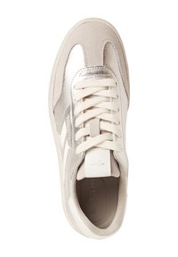 Hellgraue Sneaker mit einem Obermaterial aus Wildleder und metallic Leder, runder Spitze und flachen Schnürsenkeln. Verfügt über ein weiches Innenfutter und eine strukturierte Sohle.