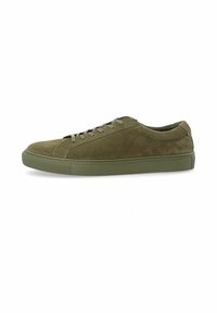 Olivgrüne Wildleder-Sneaker mit einer niedrigen Profil, abgerundetem Zeh und grauen Schnürsenkeln. Merkmale eine Gummisohle und subtile Nähdetails entlang der Paneele.