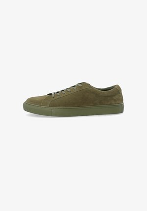 Olivgrüne Wildleder-Sneaker mit einer niedrigen Profil, abgerundetem Zeh und grauen Schnürsenkeln. Merkmale eine Gummisohle und subtile Nähdetails entlang der Paneele.