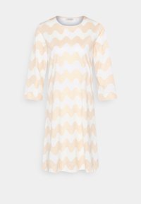 Robe beige et blanche à manches longues avec un motif ondulé, un col rond et un ourlet arrivant au genou.