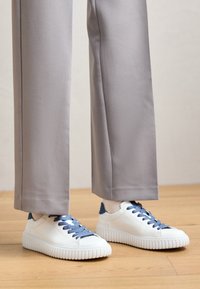Unausgewählt, weiss/blue
