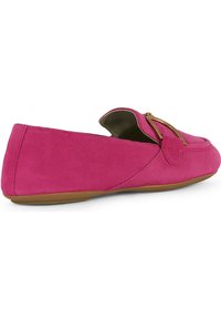 Mocassini in suede rosa con punta arrotondata, caratterizzati da un elegante accento di catena dorata e una suola in gomma flessibile. Dettagli di cucitura eleganti visibili.