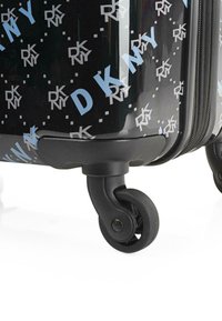 Maleta negra con acabado brillante, que presenta un logotipo de DKNY en azul claro y patrones geométricos, equipada con ruedas giratorias negras.