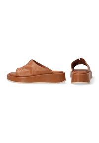 Tan leren slidesandalen met een ronde vorm, open achterkant en dikke rubberen zool. Lichtgewicht constructie met een gladde textuur.
