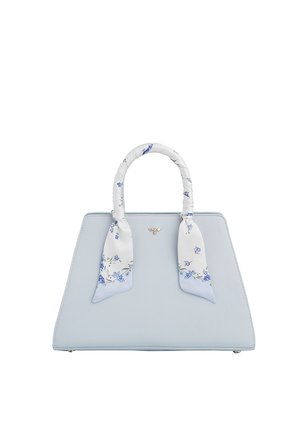 Bolso estructurado azul claro con bufanda de seda con estampado floral envuelta alrededor de las asas y pequeño emblema de abeja dorada en el frente.