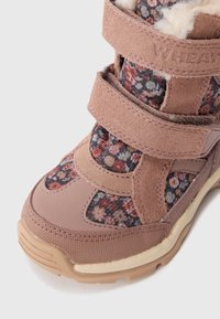 Stivale invernale marrone per bambini con inserti in tessuto floreale, due cinturini in Velcro e suola in gomma testurizzata, dotato di un accogliente rivestimento in lana.