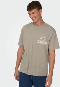 Only & Sons ONSPEANUTS RLX SS  - T-shirt con stampa - vintage khaki