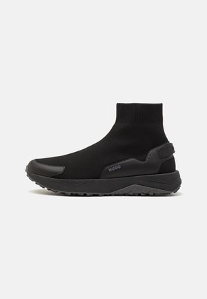 Sort højtop sokkesneaker med tekstureret sål, elastisk strikket overdel og "HUGO" logo på siden.