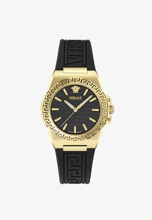 Reloj de tono dorado con un dial negro estampado, manecillas doradas y una correa de goma con un logo de Versace grabado y diseño de clave griega.