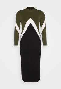 Abito lavorato a maglia con maniche lunghe e collo alto. Design a colori a blocchi con sezioni verde oliva, bianco e nero, texture liscia.