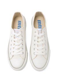 Baskets en toile blanche à bouts ronds, semelles en caoutchouc et six œillets. Tissu texturé avec impression bleu clair sur semelles intérieures beige.