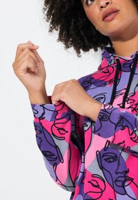 Felpa con cappuccio caratterizzata da un motivo astratto di volti colorati in rosa, viola e grigio, dotata di cordino e maniche lunghe.