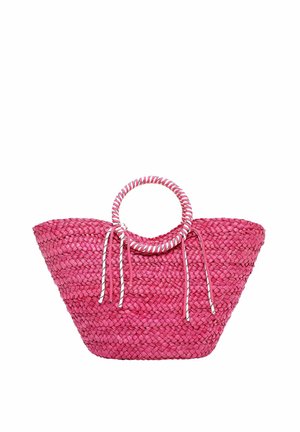 Borsa tote di paglia intrecciata rosa con manici rotondi avvolti in corda rosa e bianca e cordoncini decorativi pendenti.