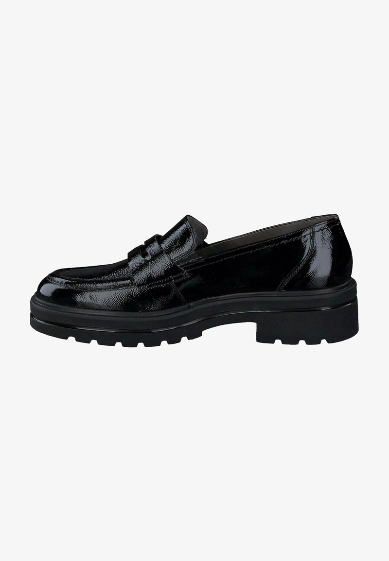 Mocassin en cuir verni noir avec un bout rond, une bande décorative et une semelle épaisse noire. Fini brillant et détails de couture visibles.