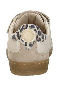 Beige sneaker met een leren hak en een luipaardprint accent. Heeft een ronde knopdetail aan de achterkant en een gestructureerde rubberen zool.