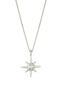 Sølv halskæde med en stjernemotiv vedhæng, der har otte spidse strå og en central sten. Kæden er snoet for at give ekstra struktur.