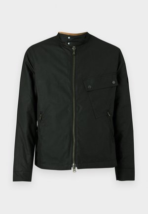 Fekete dzseki álló gallérral, elülső cipzáras rögzítéssel és oldalzsebekkel. Egyetlen patentos zsebfedős zseb található a mellkason.