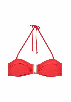 Sarkans bikini tops, kas izgatavots no gludas auduma, ar drapējumu, regulējamām siksnām un zelta tonēta aksesuāra akcentu centrā.