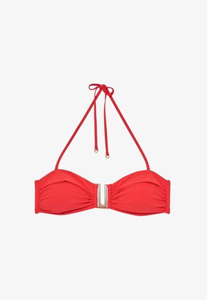 Sarkans bikini tops, kas izgatavots no gludas auduma, ar drapējumu, regulējamām siksnām un zelta tonēta aksesuāra akcentu centrā.