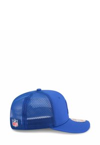 Blaues Cap mit solidem Frontteil und Netzrücken, mit gebogenem Schirm, NFL-Logo-Patch und einem Snapback-Verschluss für eine verstellbare Passform.