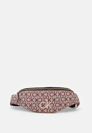 Beżowa i czerwona wzorzysta nerka z powtarzającym się nadrukiem logo "ck", złotym emblematem "ck" z przodu oraz złotym zamkiem błyskawicznym na górze.