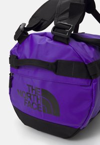 The North Face BASE CAMP DUFFEL S UNISEX - Kelioninis krepšys - peak purple/black