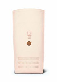 Zylindrische Tasche in zartem Rosa, aus weichem Material gefertigt, mit Schnallenverschluss, einem runden Logo und drei horizontalen Bändern für zusätzlichen Nutzen.