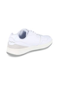 Adidași albi cu un superior sintetic neted, accente din suede gri, design cu șireturi și o talpă din cauciuc texturată. Prezintă o marcă subtilă pe călcâi.