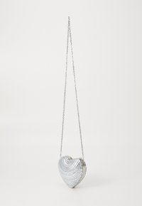 Sac à main en forme de cœur argenté avec une surface miroir texturée, doté d'une chaîne métallique et d'une fermeture à crochet élégante.