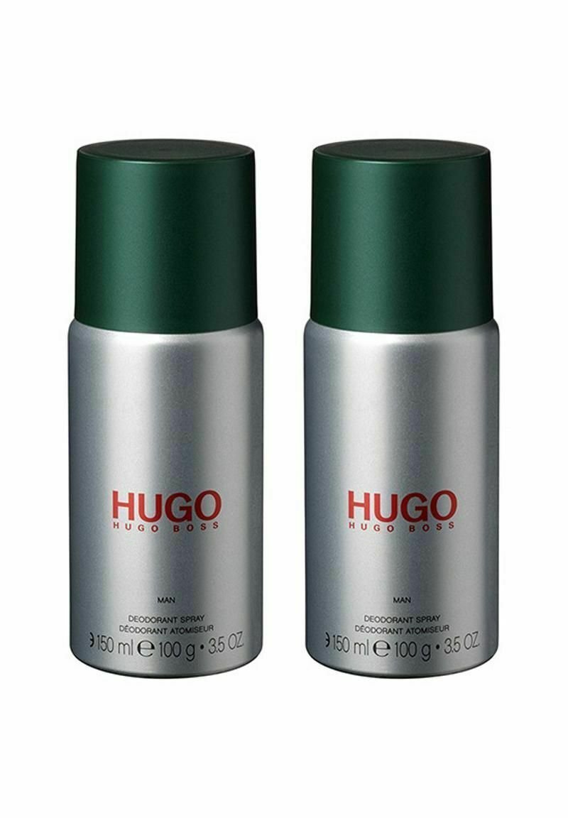 Två cylindriska deodorantsprayburkar med silverfärgad kropp, gröna lock och röd text som säger "HUGO" och "MAN." Varje burk rymmer 150 ml.