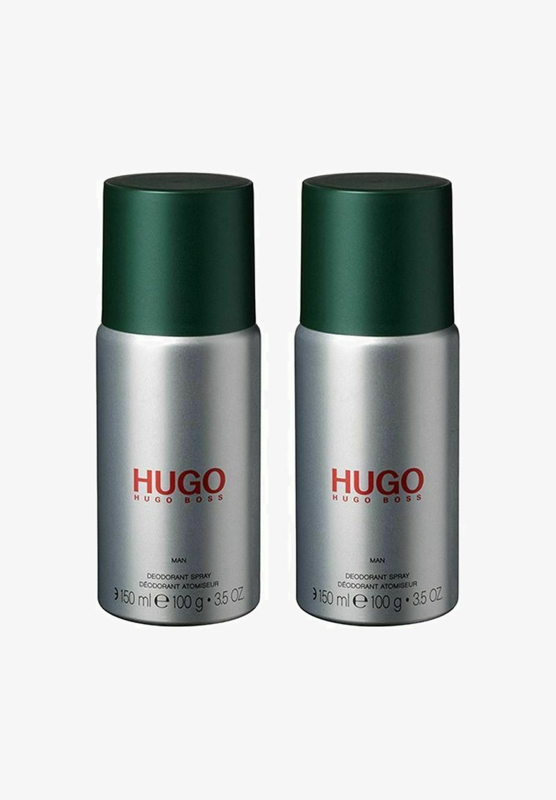 Kaksi sylinterimäistä deodoranttispraita, joissa on hopeiset kyljet, vihreät kannet ja punaisella tekstillä lukee "HUGO" ja "MAN". Kumpikin pullo on 150 ml.