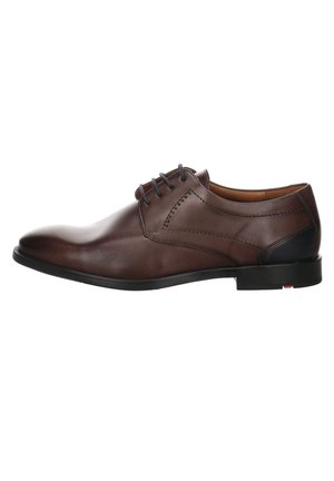 Chaussure de ville en cuir marron avec une finition lisse, bout arrondi, design à lacets et accents de coutures subtils. Semelle en caoutchouc pour plus de durabilité.
