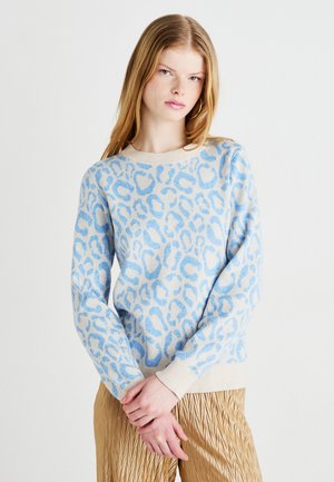 Pull léger bleu avec un motif léopard en bleu plus foncé, fabriqué dans un matériau doux avec des poignets et un col côtelés.