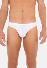 Weiße Baumwollunterhose mit schmalem Design, glatter Textur, schmalem Bund und dezenten Nähten. Eignet sich für den täglichen Gebrauch.