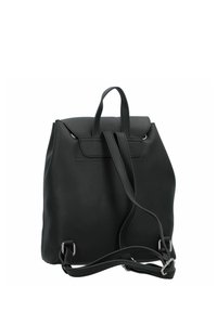 Zwarte leren rugzak met een gestructureerde afwerking, bovenhandgreep, verstelbare schouderbanden en een klep die wordt vastgezet door metalen hardware.